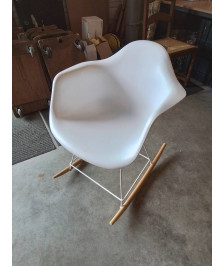 FAUTEUIL A BASCULE RESINE COQUE BLANC MÉTAL BLANC ET BOIS CLAIR