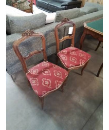 PAIRE DE CHAISES BOIS SCULPTÉ ASSISE CAPITONNÉ TISSU ROUGE STYLE LOUIS XV