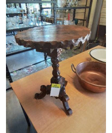 GUERIDON ROND TRIPODE BOIS SCULPTÉ 
