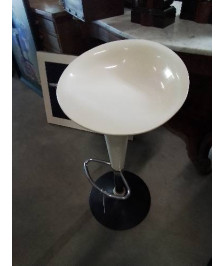 TABOURET DE BAR RÉSINE BLANC ET MÉTAL 