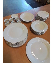 SERVICE 44 PIÈCES PORCELAINE BLANC ET DORÉ 