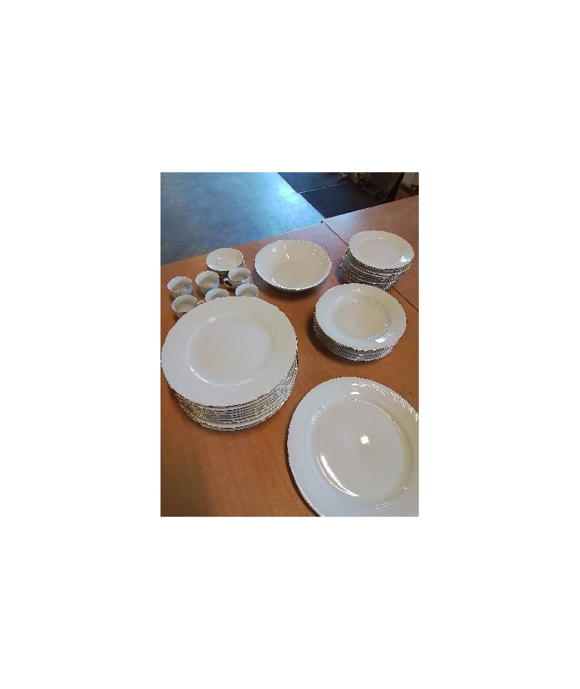 SERVICE 44 PIÈCES PORCELAINE BLANC ET DORÉ 