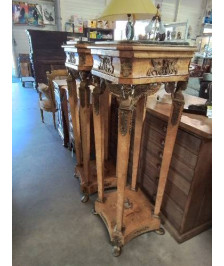 PAIRE DE PIEDESTALS BOIS GARNITURES BRONZE DESSUS MARBRE