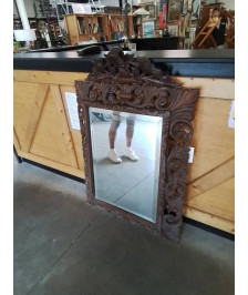 MIROIR BOIS SCULPTÉ A FRONTON FIN XIXE 83X123
