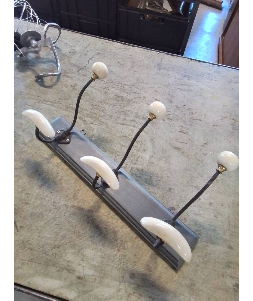 PORTE MANTEAU MURAL BOIS GRIS CÉRAMIQUE ECRU ET MÉTAL NOIR