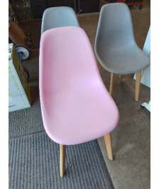 CHAISE RÉSINE ROSE PIÈTEMENT BOIS CLAIR 