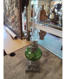 LAMPE A PÉTROLE MÉTAL ET VERRE TEINTÉ VERT STYLE LOUIS XVI