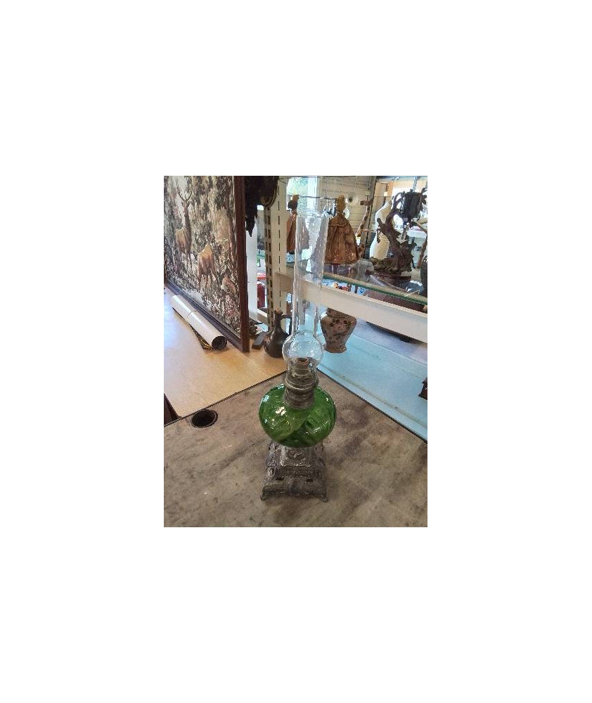 LAMPE A PÉTROLE MÉTAL ET VERRE TEINTÉ VERT STYLE LOUIS XVI