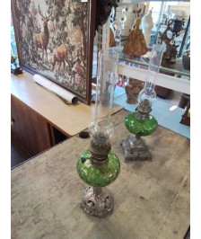 LAMPE A PÉTROLE MÉTAL GRAVÉ AUX FLEURS ET VERRE TEINTÉ VERT