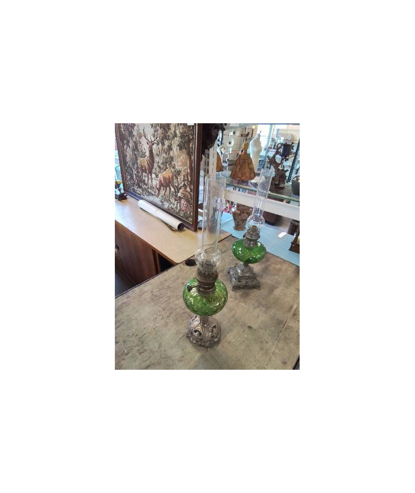 LAMPE A PÉTROLE MÉTAL GRAVÉ AUX FLEURS ET VERRE TEINTÉ VERT