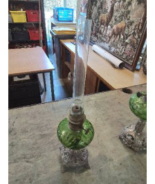LAMPE A PÉTROLE MÉTAL ET VERRE TEINTÉ VERT
