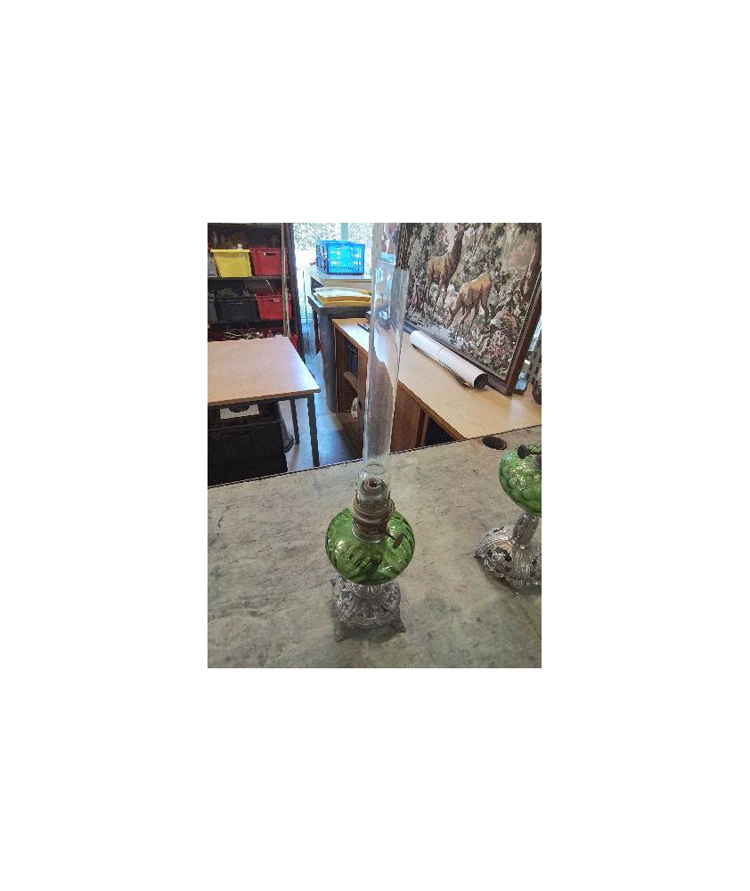 LAMPE A PÉTROLE MÉTAL ET VERRE TEINTÉ VERT