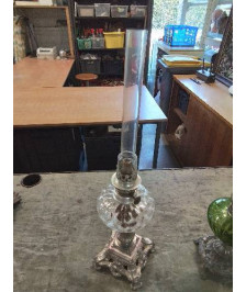 LAMPE A PÉTROLE MÉTAL ET VERRE