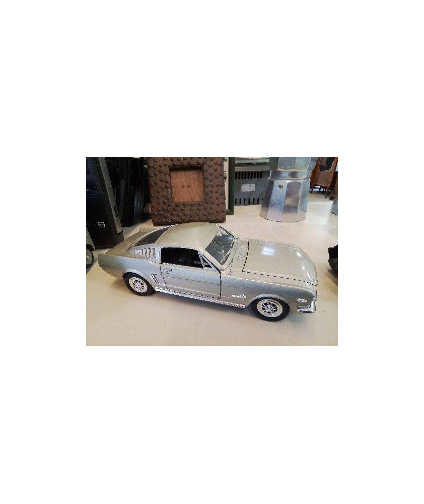 FORD MUSTANG 1965 SOLIDO 