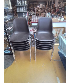 CHAISSE EMPILABLE MARRONS 