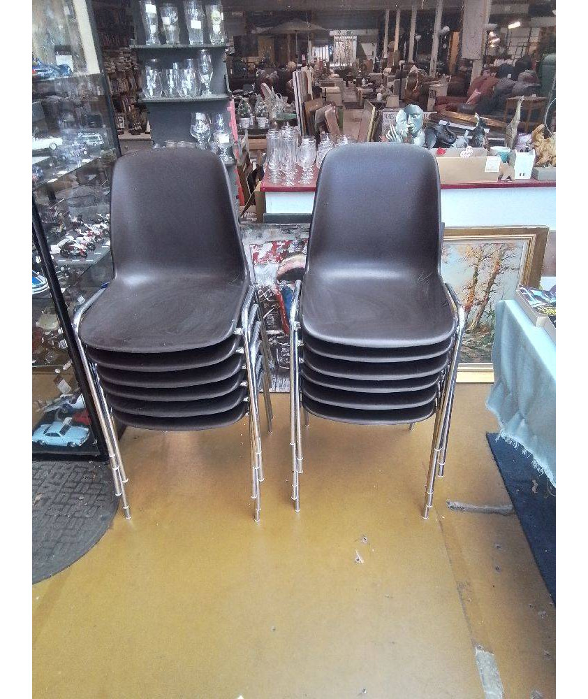 CHAISSE EMPILABLE MARRONS 