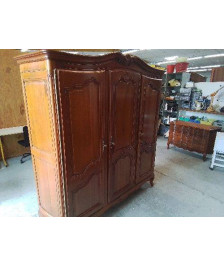 ARMOIRE 3 PORTES DE STYLE REGENCE EN MERISIER