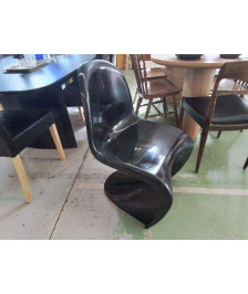 CHAISE EN PLASTIQUE MOULE