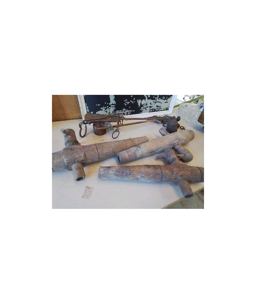 ROBINET EN BOIS ANCIEN 