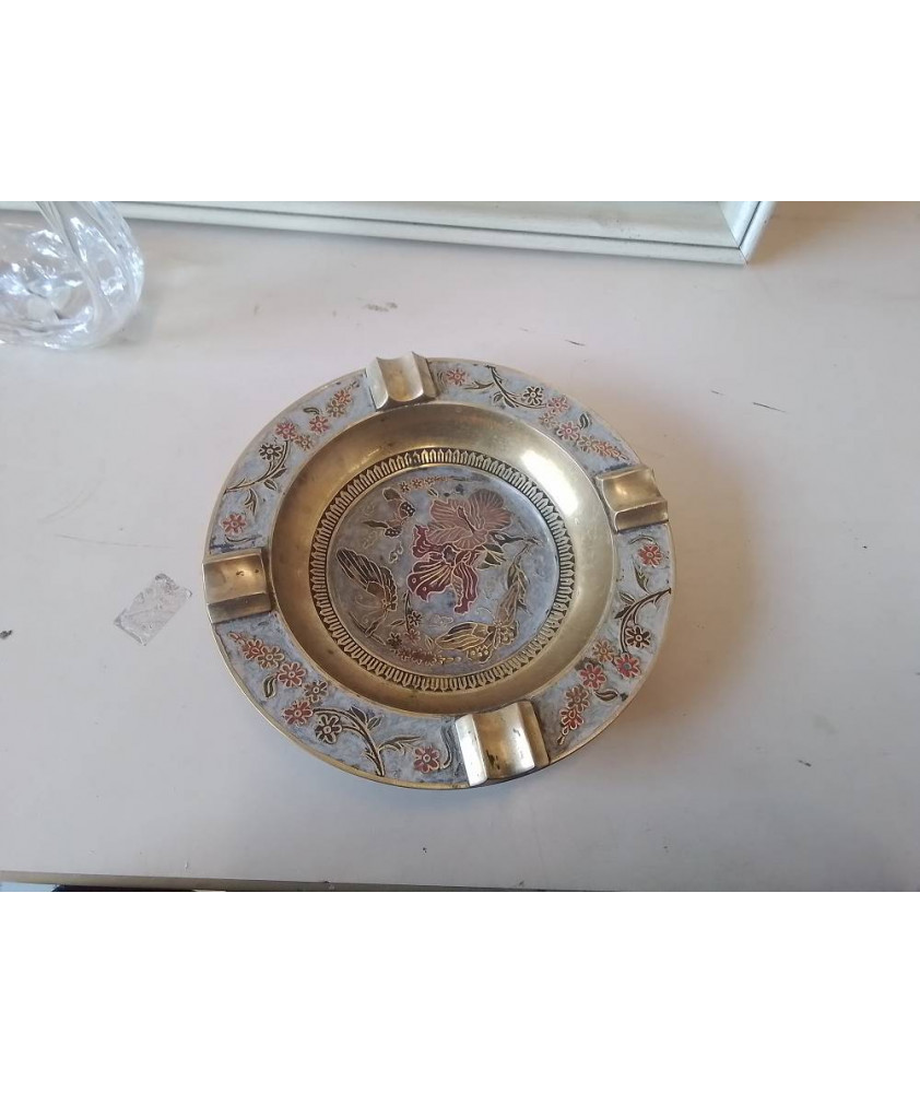 CENDRIER EN LAITON MOTIF FLORAL