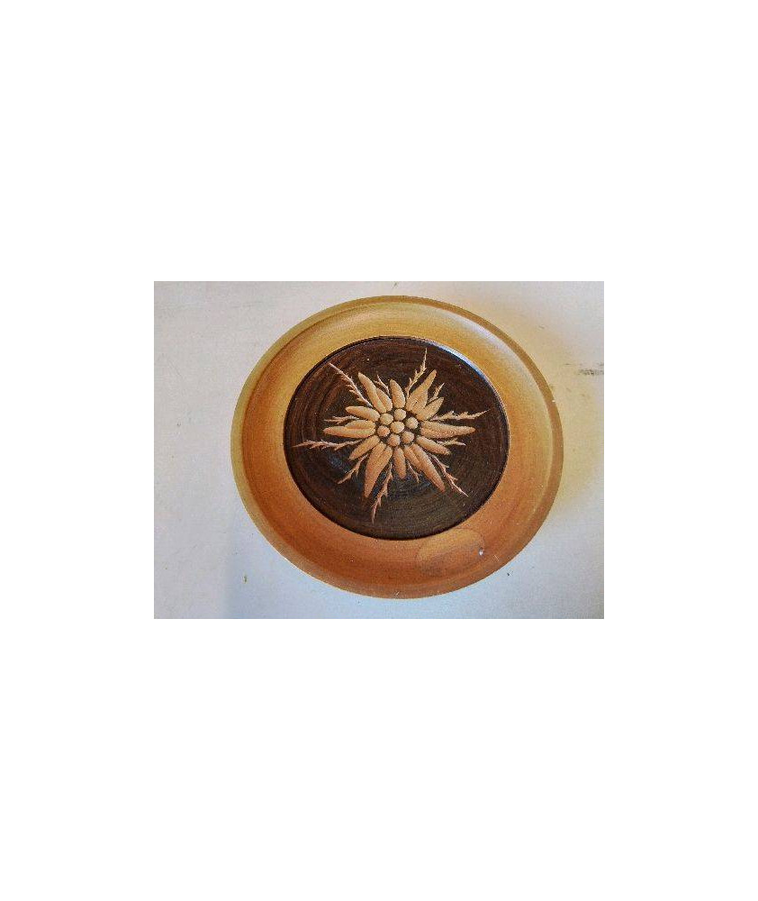 ASSIETTE EN BOIS SCULPTÉ 