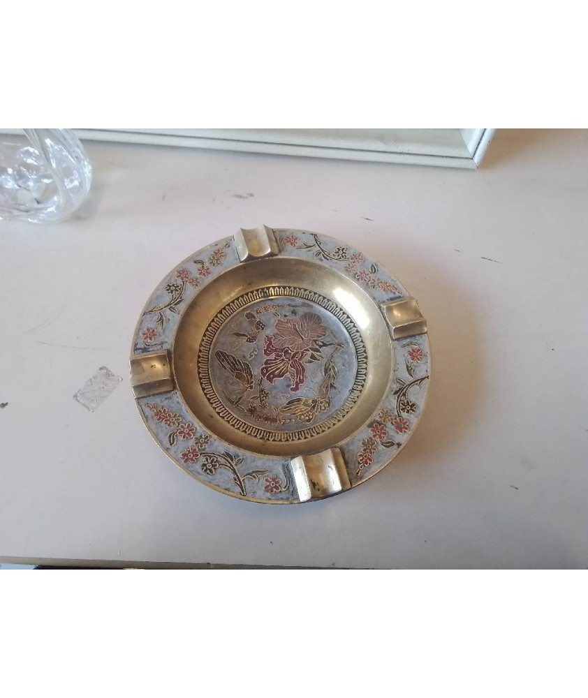 CENDRIER EN LAITON MOTIF FLORAL