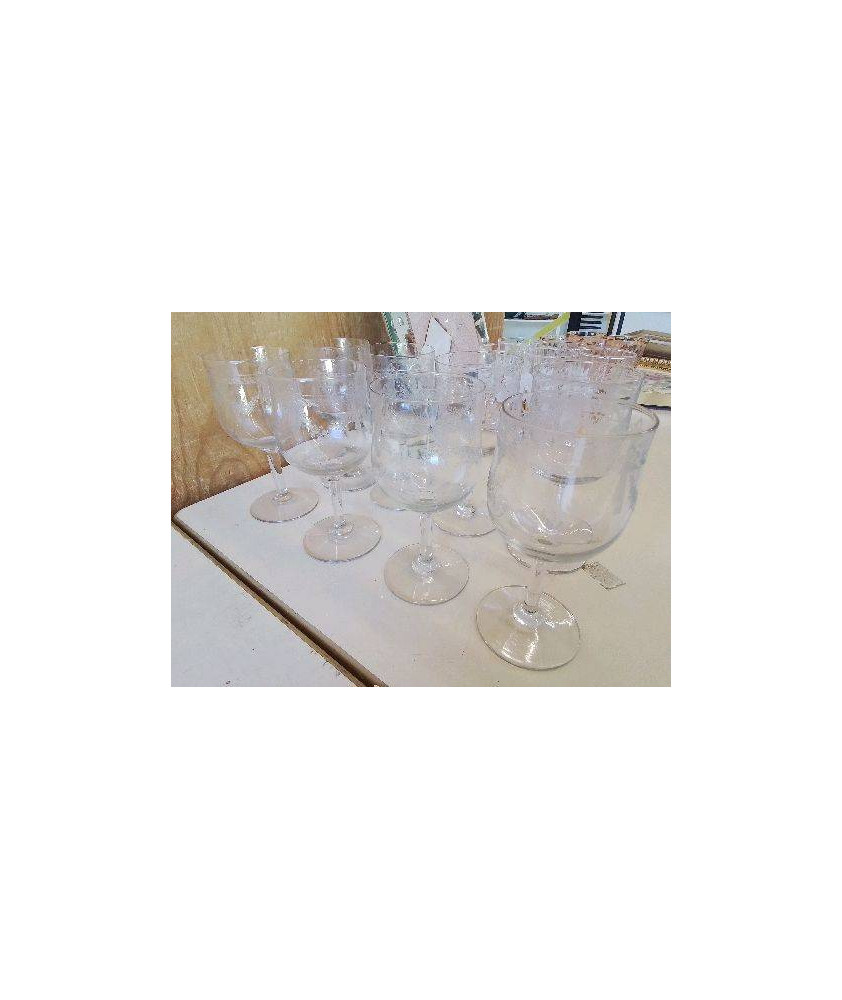 LOT DE 8 VERRES A PIEDS EN CRISTAL 