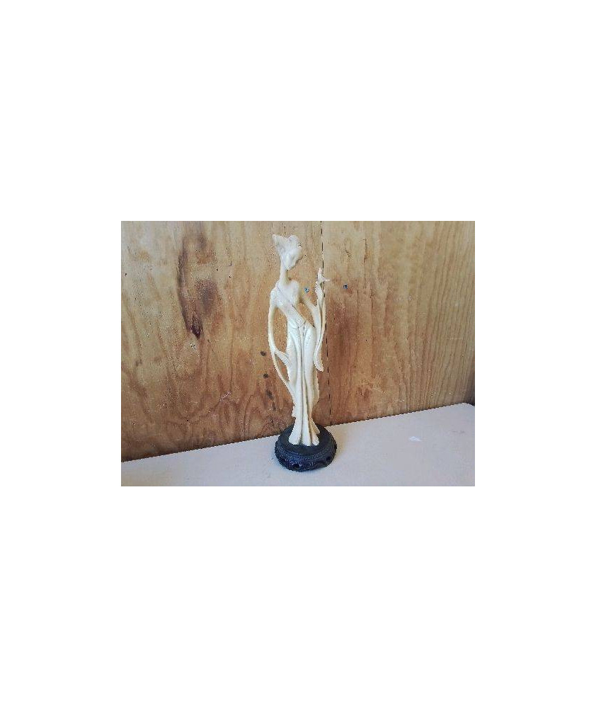 STATUETTE EN RESINE STYLE ASIATIQUE 