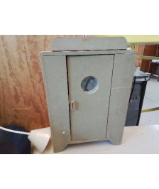 PETITE ARMOIRE DE POUPÉE 