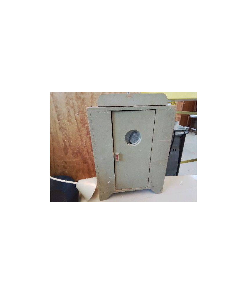 PETITE ARMOIRE DE POUPÉE 