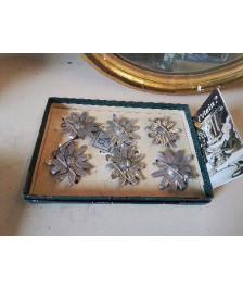 COFFRET REPOSE COUTEAU EN ETAIN EN FORME DE FLEUR 