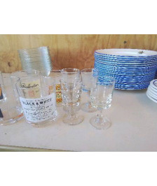 LOT DE 4 PETIT VERRE A LIQUEUR SUR PIED