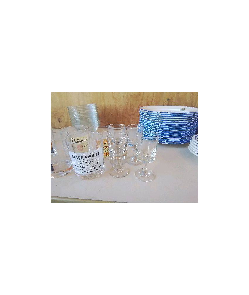 LOT DE 4 PETIT VERRE A LIQUEUR SUR PIED