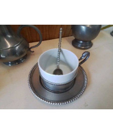 TASSE EN PORCELAINE ET EN ETAIN