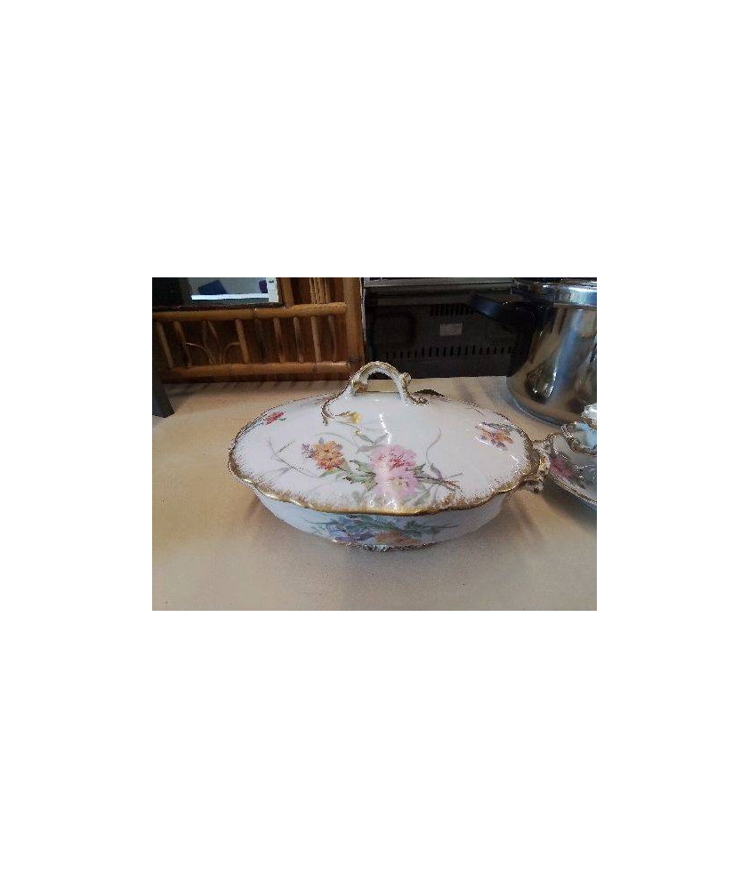 SOUPIÈRE EN PORCELAINE 