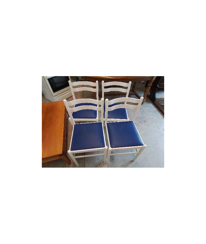 CHAISE BLANCHE ASSISE BLEU 