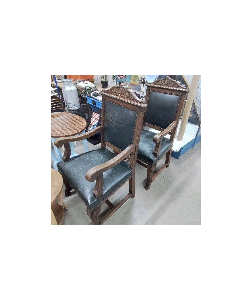 PAIRE DE FAUTEUILS PATTES DE LION