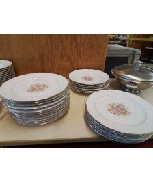 LOT DE 6 ASSIETTES PLATES PORCELAINE BLANCHE MOTIF FLORAL 