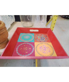 PLATEAU ROUGE MOTIF ROND DECORÉ 
