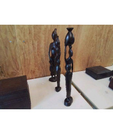 STATUETTE AVEC VASE EN NOIR
