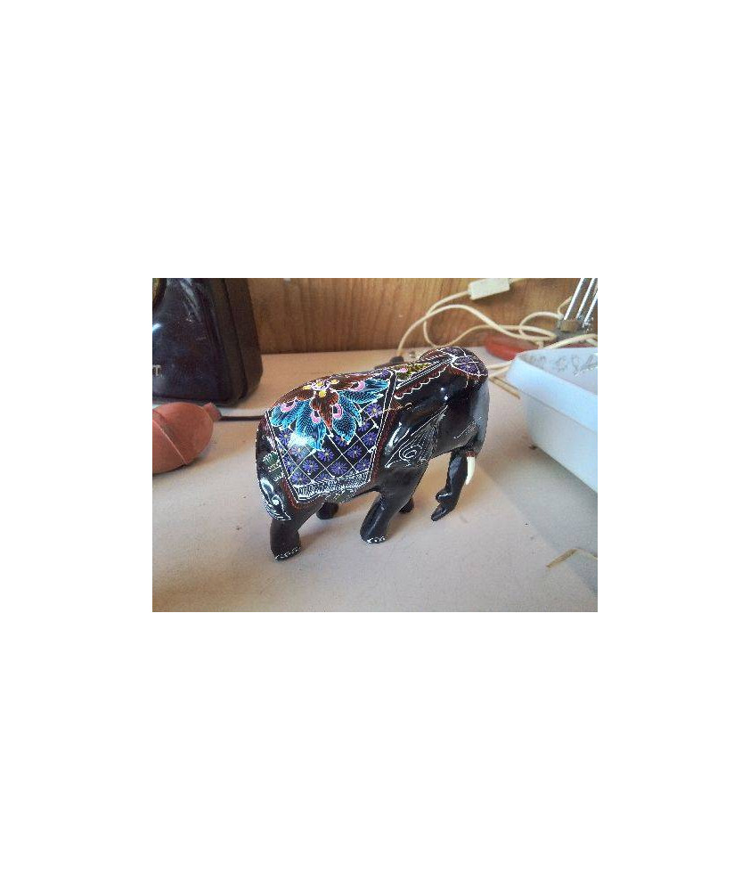 PETIT ÉLÉPHANT EN BOIS LAQUÉ 