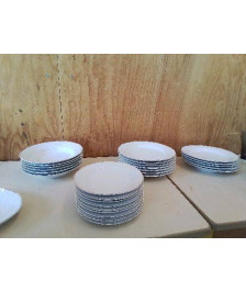 ASSIETTE BLANCHE EN PORCELAINE BORDURE DORÉ 