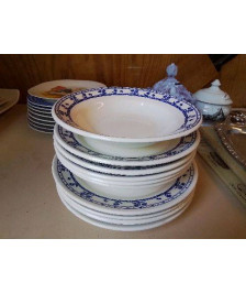 ASSIETTE EN PORCELAINE BORDURE BLEU MOTIF FLORAL 