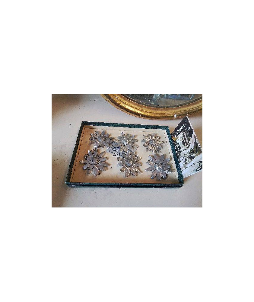 COFFRET REPOSE COUTEAU EN ETAIN EN FORME DE FLEUR 