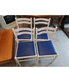 CHAISE BLANCHE ASSISE BLEU 