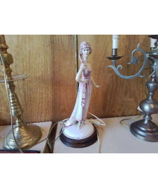 LAMPE DAME DE PORCELAINE 