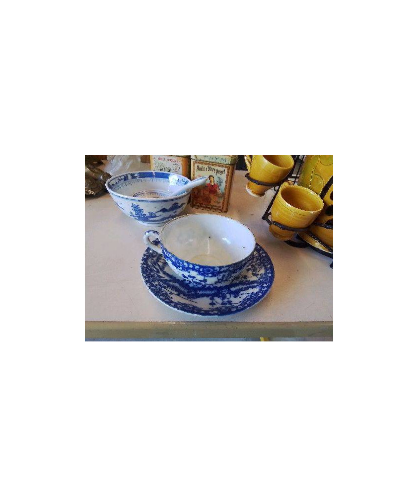 TASSE ET SOUCOUPE BLEU PORCELAINE FINE 