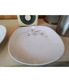 PLAT EN BLANC MOTIF FLORAL PORCELAINE 