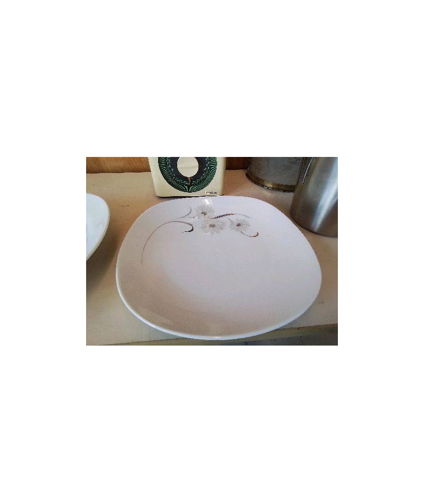 PLAT EN BLANC MOTIF FLORAL PORCELAINE 