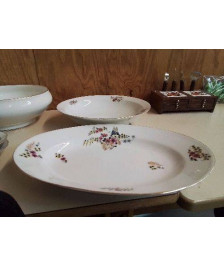 PLAT EN PORCELAINE MOTIF FLORAL 